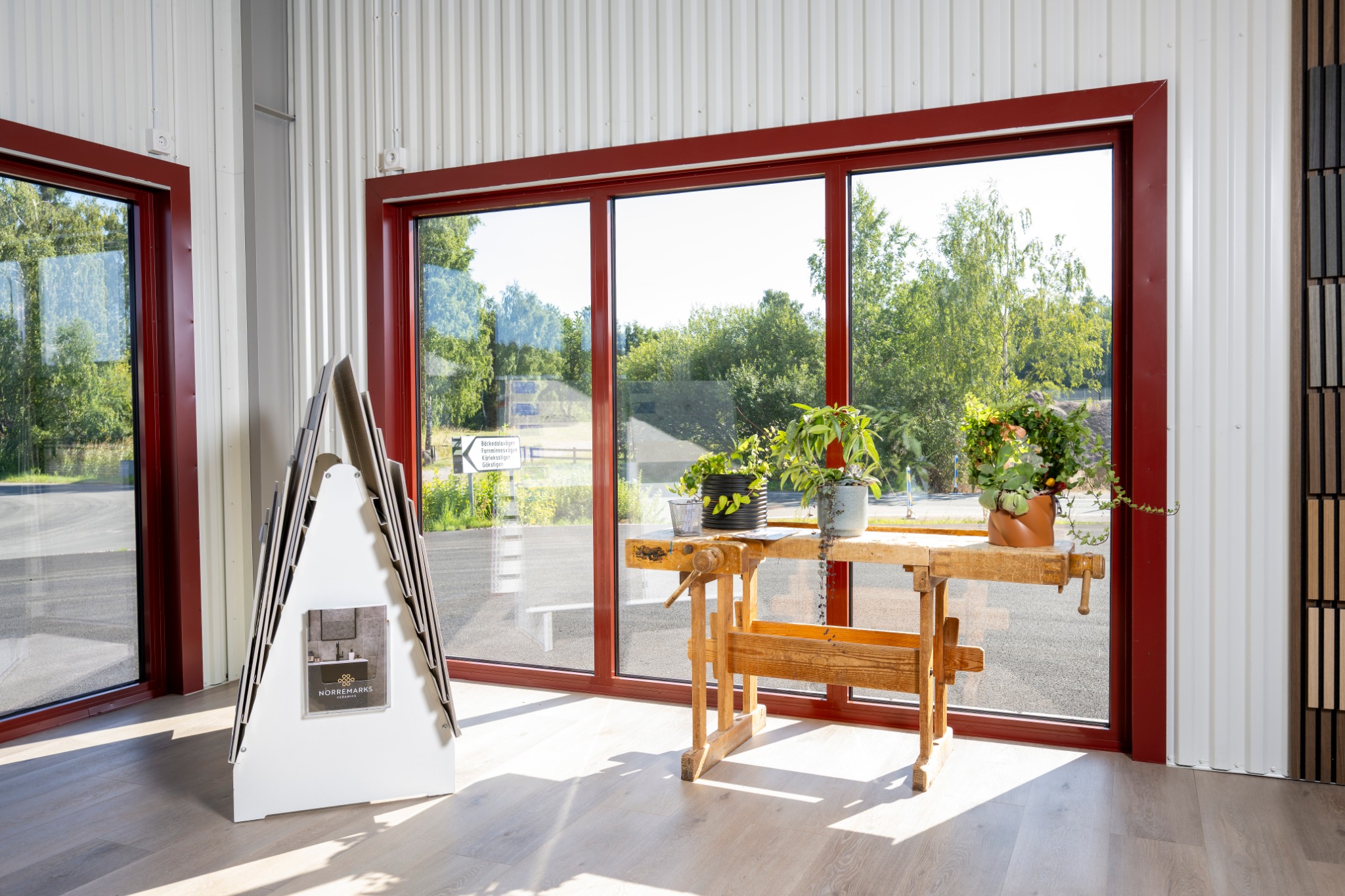 Ljust showroom med stora fönster och materialprover